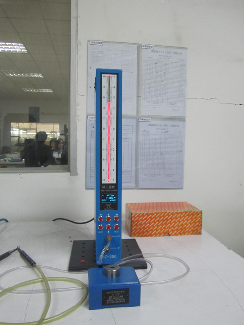 Digital pneumatic gauge